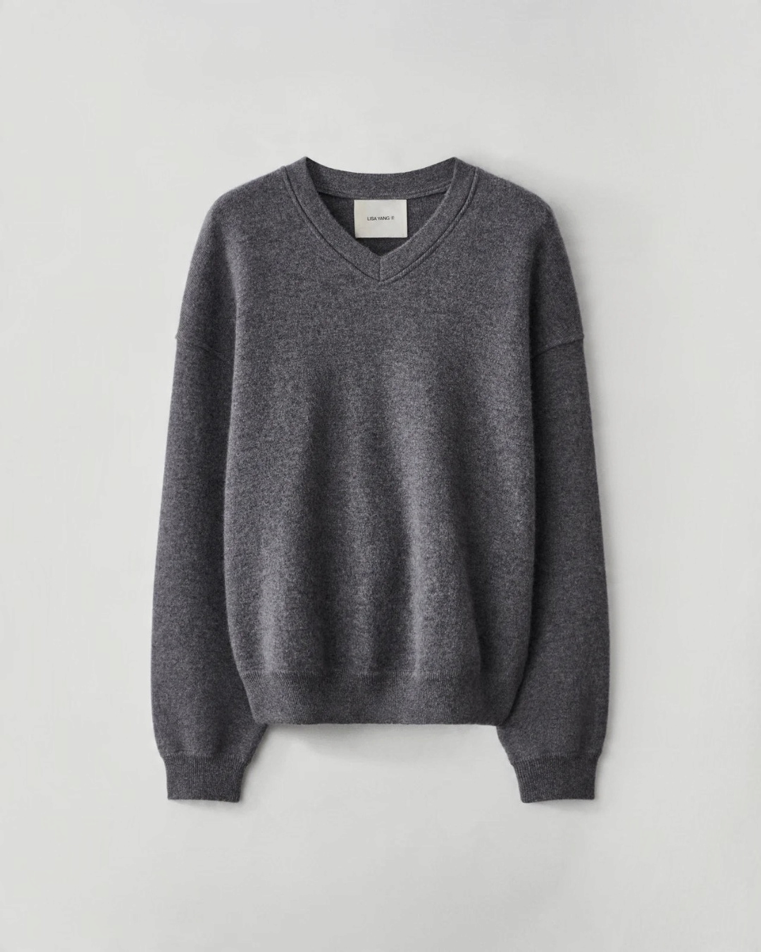 Pull Cyrilla Merci Paris en cachemire gris graphite avec col en V et coupe décontractée