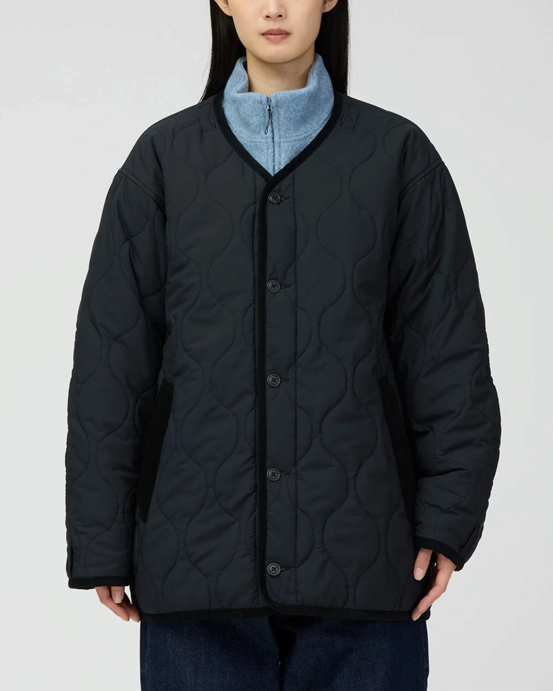 Modèle portant la doublure noire matelassée Merci Paris Snow Peak avec isolation PrimaLoft et col rond