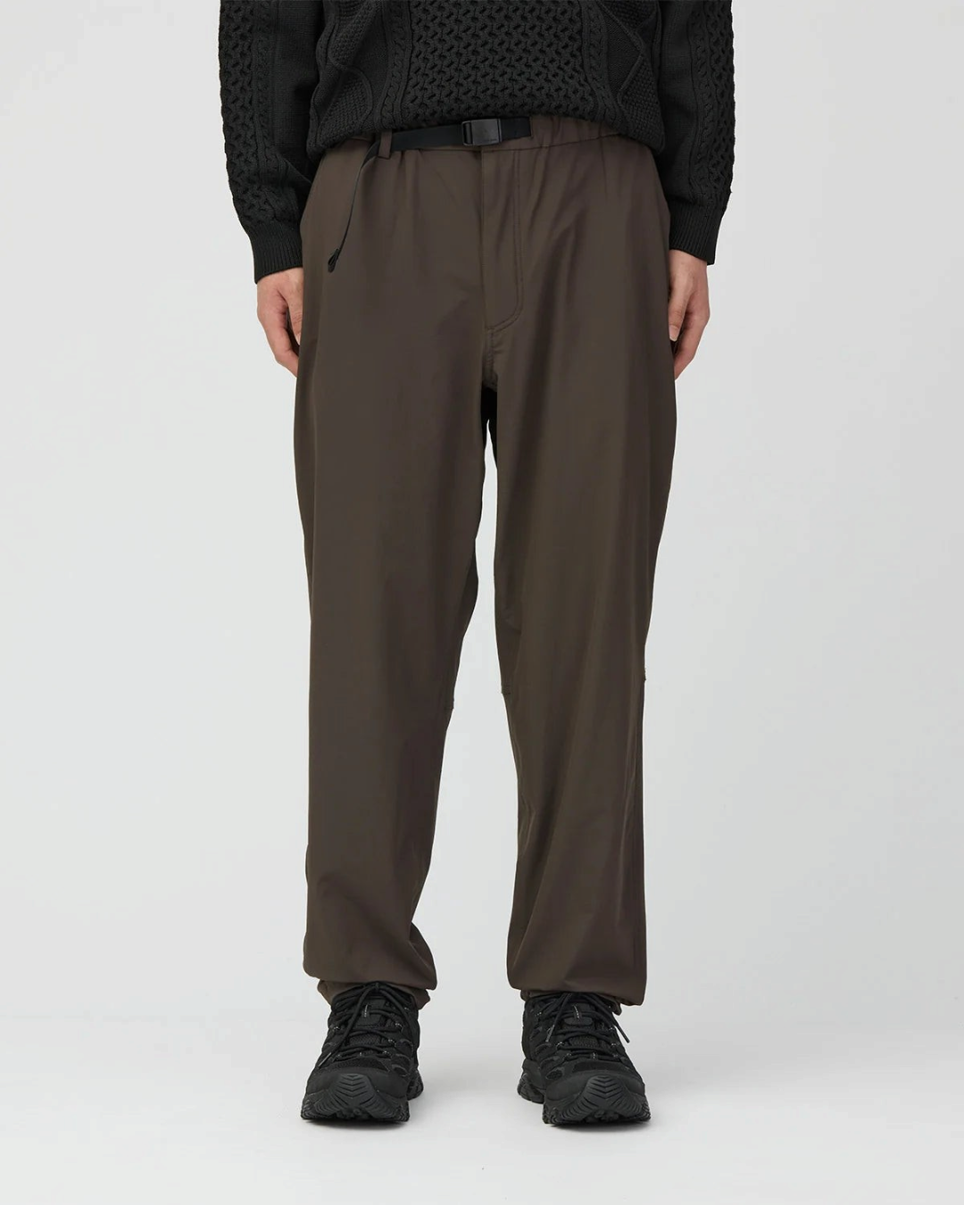 Pantalon fuselé Snow Peak marron foncé en nylon extensible avec ceinture intégrée, porté par un homme