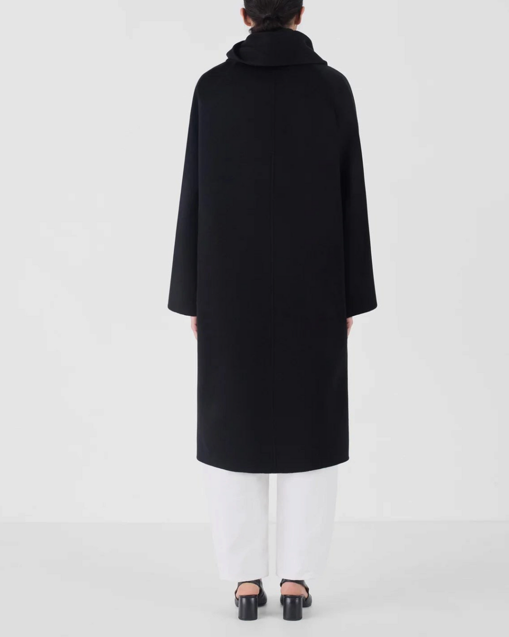 Vue arrière du manteau noir Uma de Merci Paris en mélange de laine et cachemire avec col foulard, coupe ample.