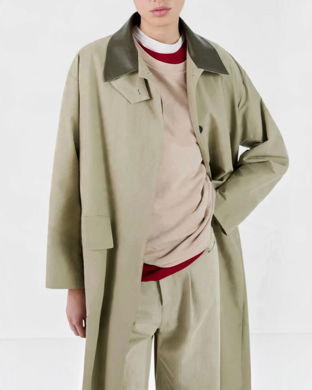Mannequin portant le trench long Merci Paris Masscob en coton olive avec un col en cuir d'agneau contrastant