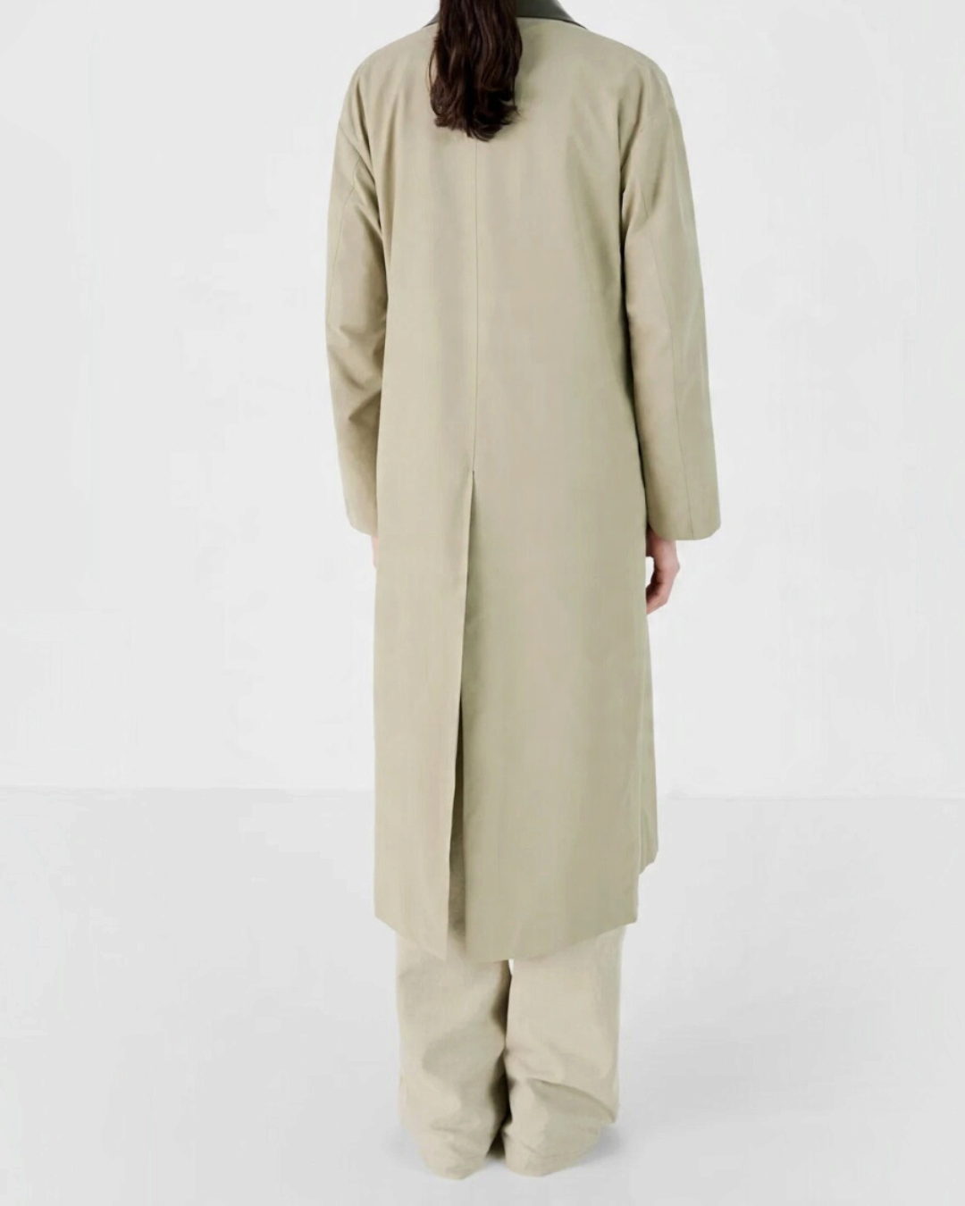 Vue arrière du trench long Merci Paris Masscob en coton et polyamide olive avec col en cuir et fente au dos