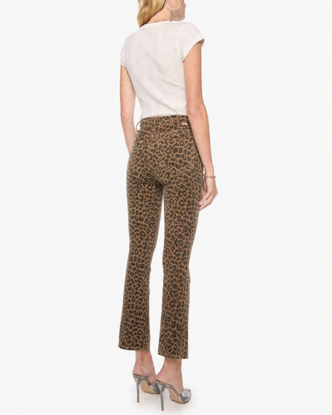 Vue arrière du pantalon flare en velours côtelé imprimé léopard Merci Paris Mother porté par une femme