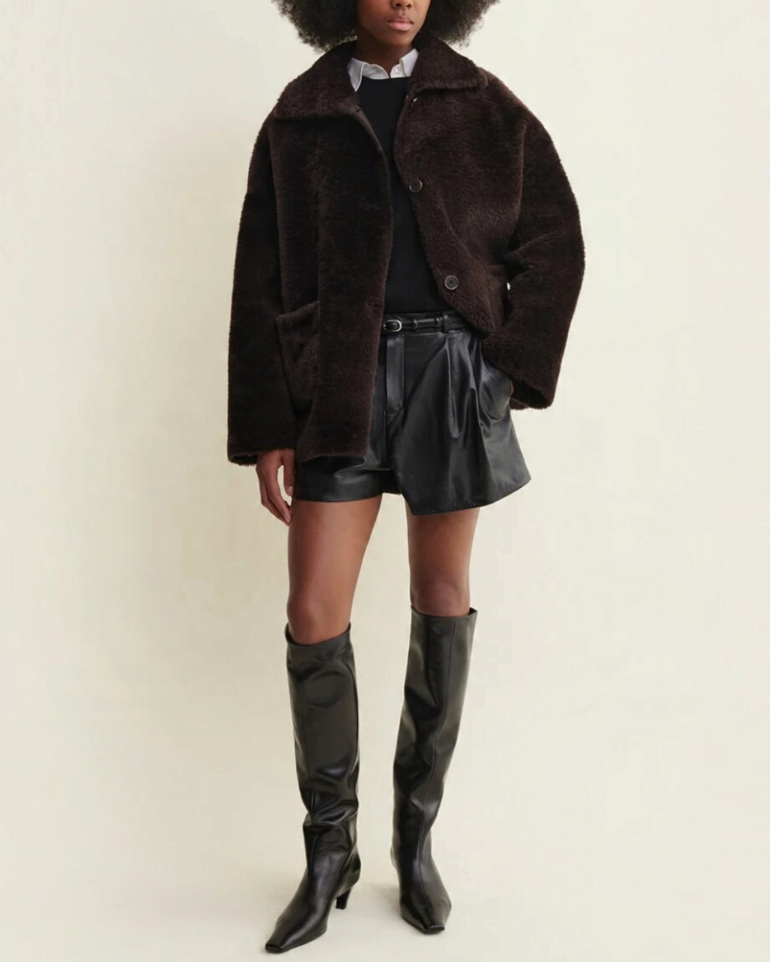Manteau réversible en shearling marron foncé Arma Isabella porté par une femme, disponible chez Merci Paris