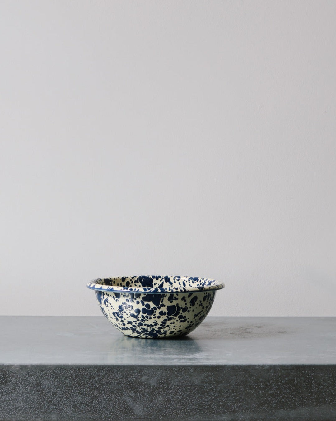 Crow Canyon Home - Enamel bowl - Écloussures bleues