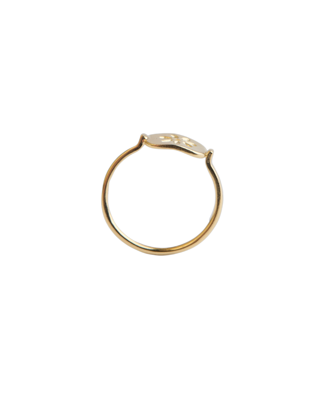 Bague Emma Merci Paris en laiton plaqué or jaune 16 carats avec un motif gravé délicat sur fond noir