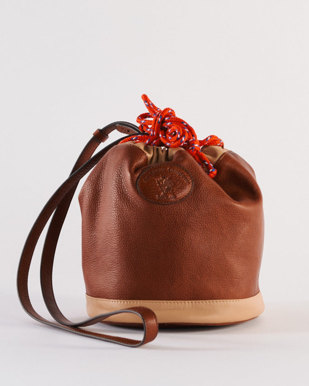 Au Vieux Campeur - Congés Payés - Climber leather Bag - Camel & Beige