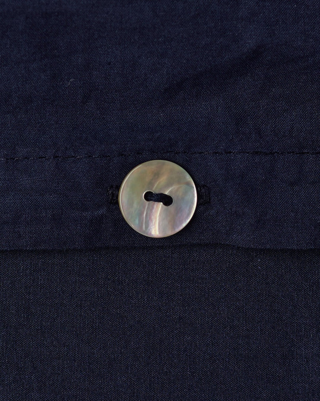 Merci - Parure en percale de coton - Tataki Bleu Nuit — détail et mise en scène