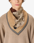 Homme portant un carré en laine beige Inoui Editions avec un motif d'ours illustré, noué autour du cou
