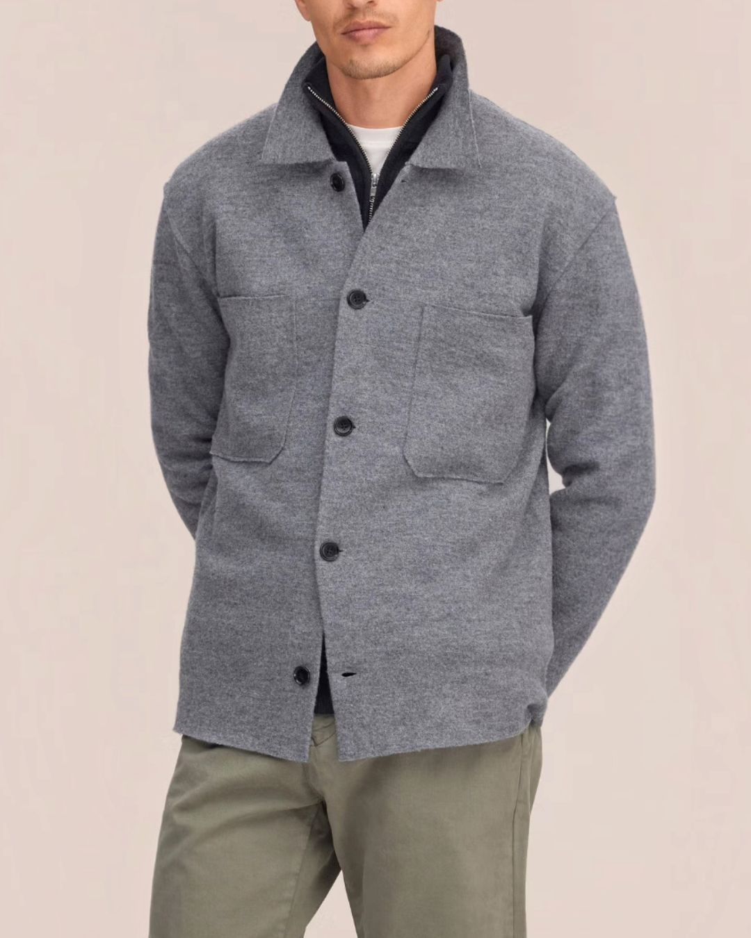 Homme portant la surchemise Jonas grise en laine mérinos bouillie de Merci Paris avec col classique et poches