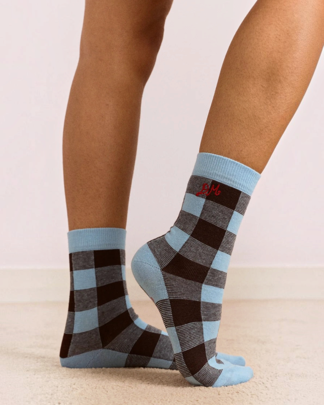 Chaussettes mi-mollet Merci Paris Damson Madder à motif vichy bleu et marron avec broderie rouge signature