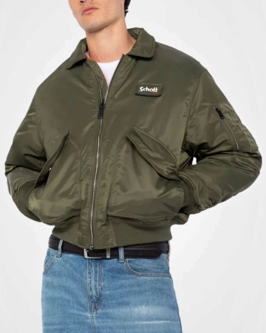Homme portant un bomber kaki Schott CWU 90's en nylon recyclé avec logo brodé amovible et coupe oversize
