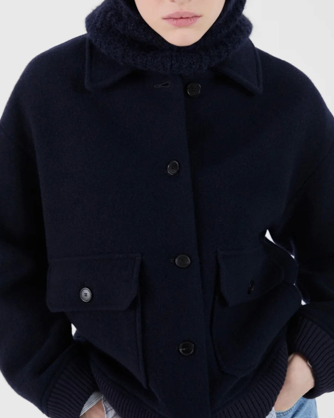 Veste bomber Merci Paris Masscob Cleo bleu marine en coton avec capuche et finitions côtelées portée par un mannequin