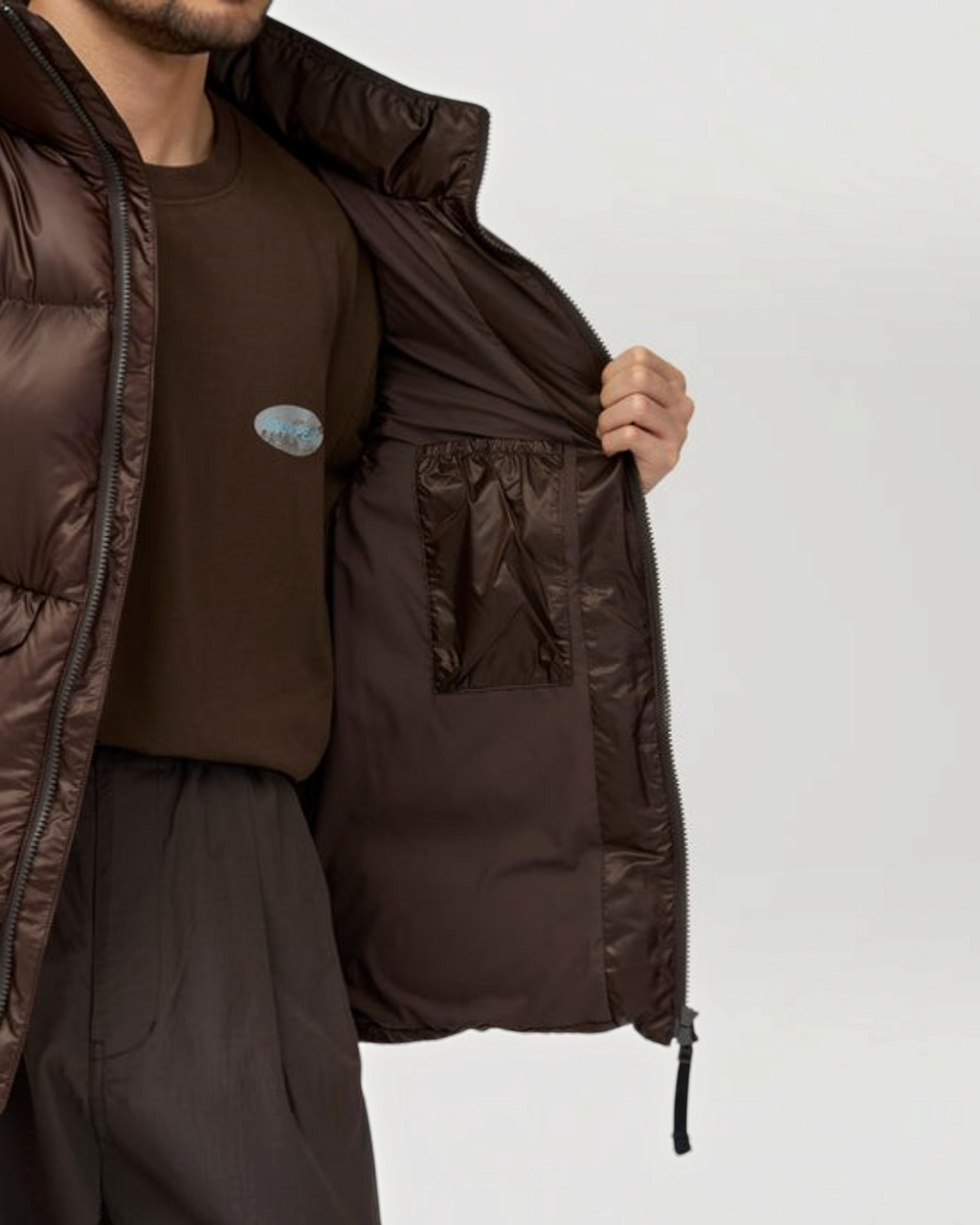 Détail intérieur de la veste sans manches Snow Peak en nylon marron foncé avec doublure et poche pratique