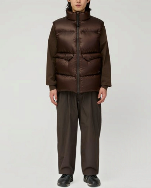 Homme portant une veste sans manches Merci Paris Snow Peak marron foncé en nylon Pertex avec col montant et poches