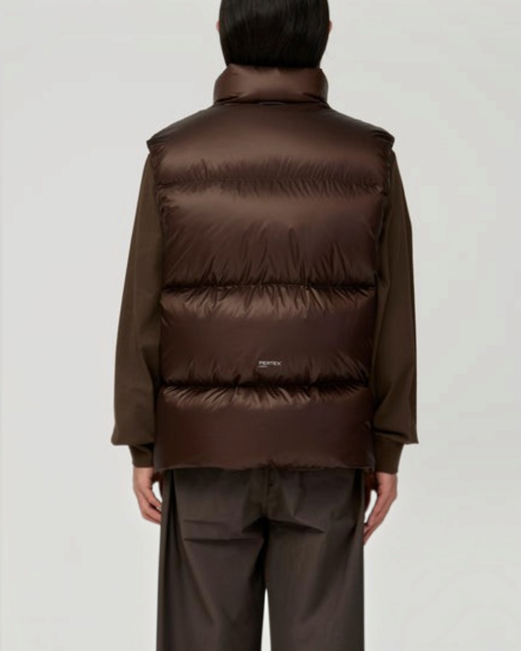 Vue arrière d'une veste sans manches Merci Paris Snow Peak en nylon marron foncé avec garnissage en duvet isolant