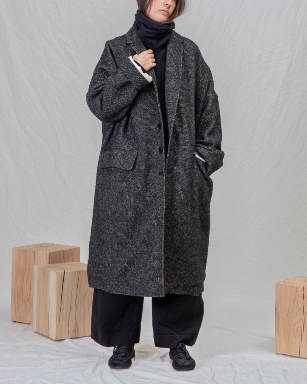 Manteau ample noir en mélange de laine Album Di Famiglia chez Merci Paris porté par une femme