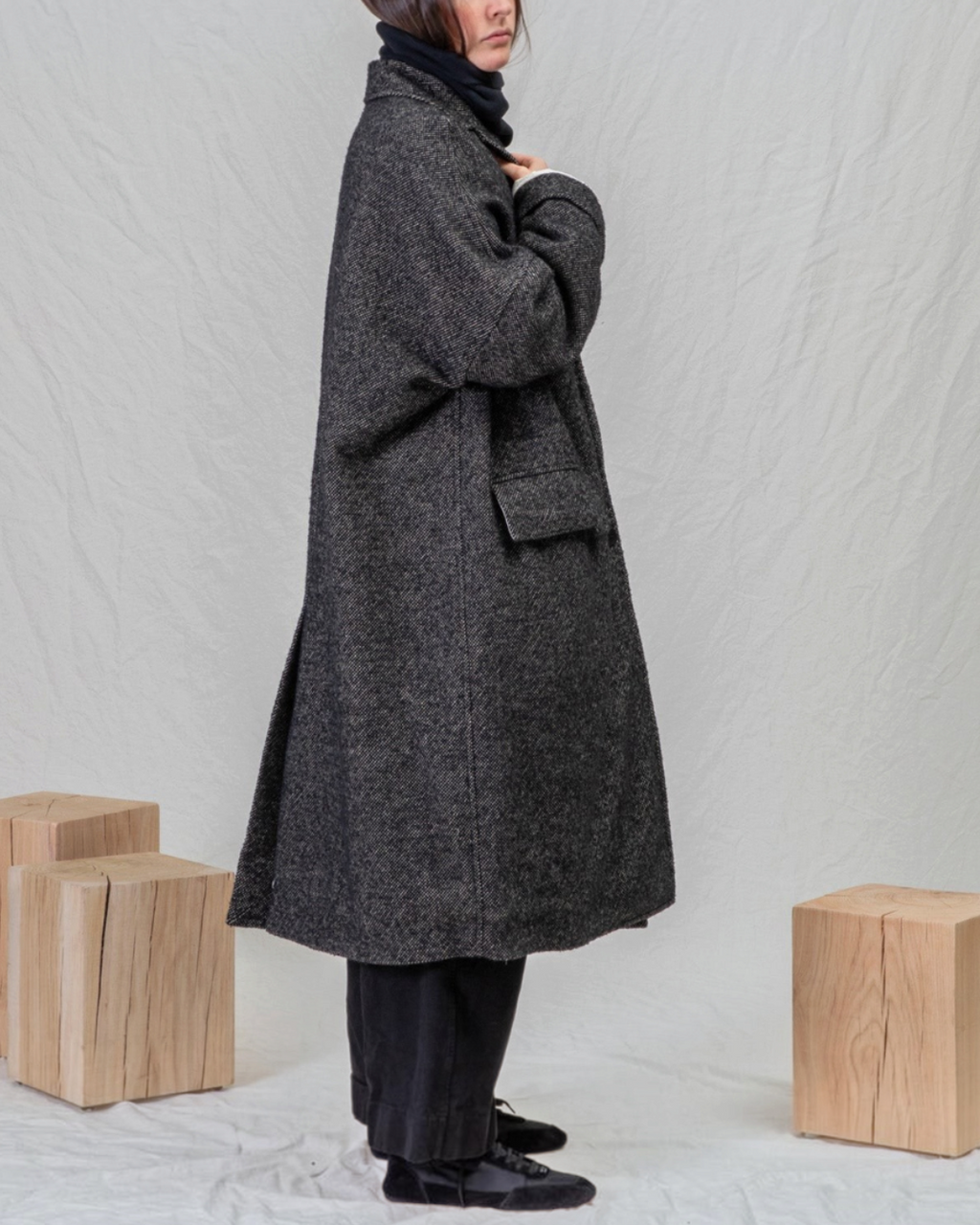 Manteau ample noir en mélange de laine Album Di Famiglia chez Merci Paris, coupe longue et décontractée