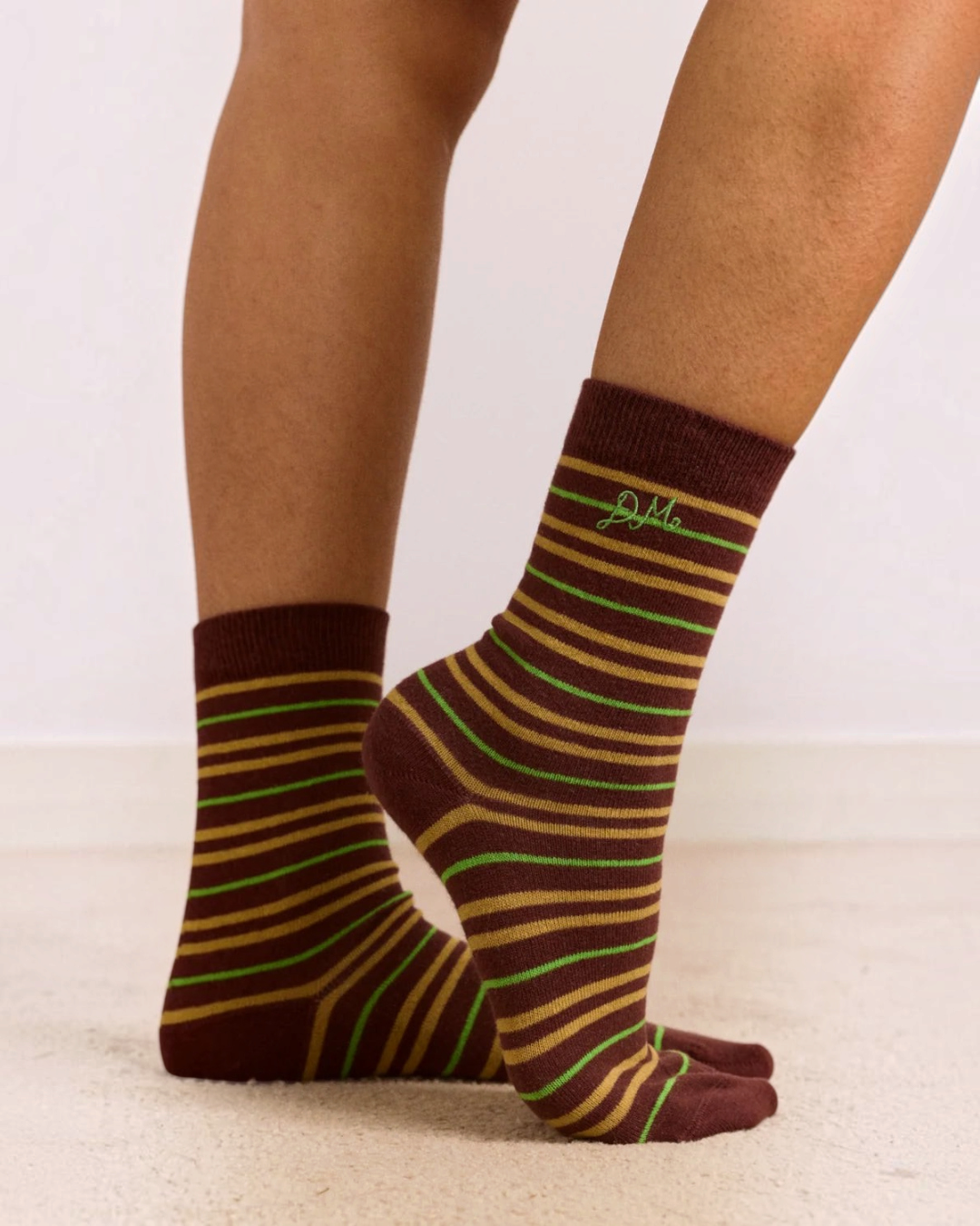 Chaussettes mi-mollet Merci Paris Damson Madder à rayures marron et vert citron avec broderie signature DM