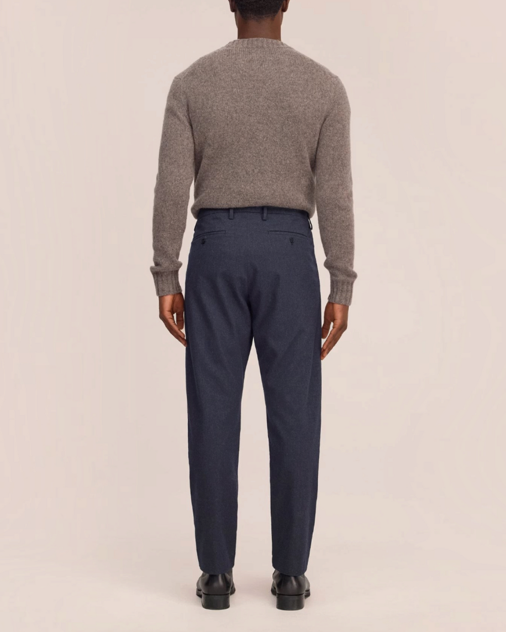 Vue arrière du pantalon Bill Merci Paris NN.07 bleu marine en sergé chiné porté par un homme avec un pull gris