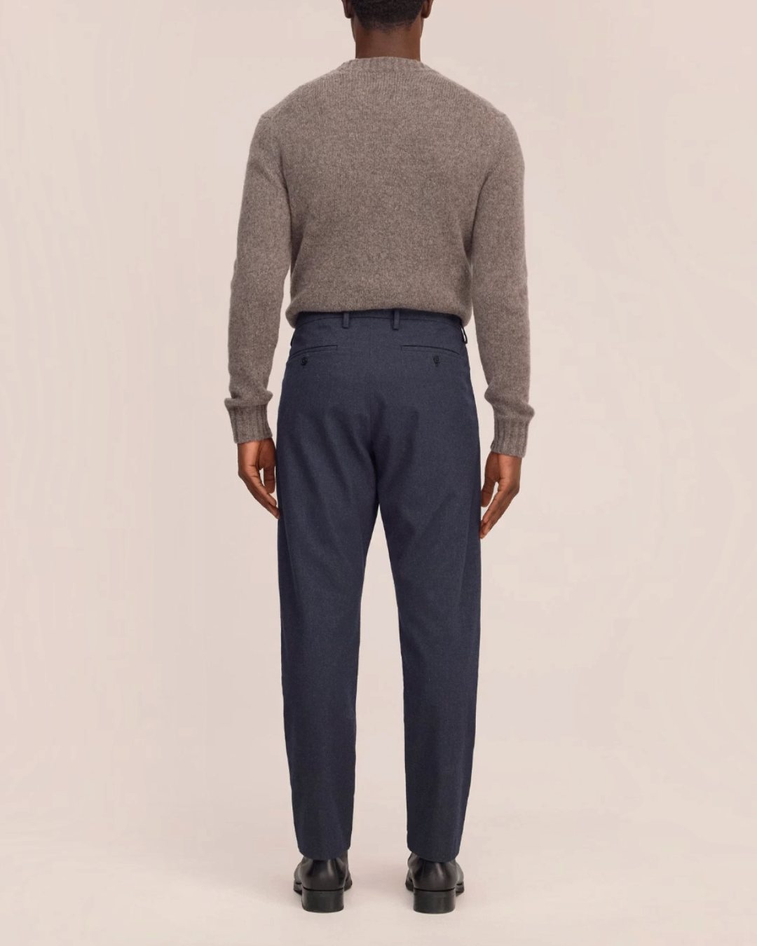 Vue arrière du pantalon Bill Merci Paris NN.07 bleu marine en sergé chiné porté par un homme avec un pull gris