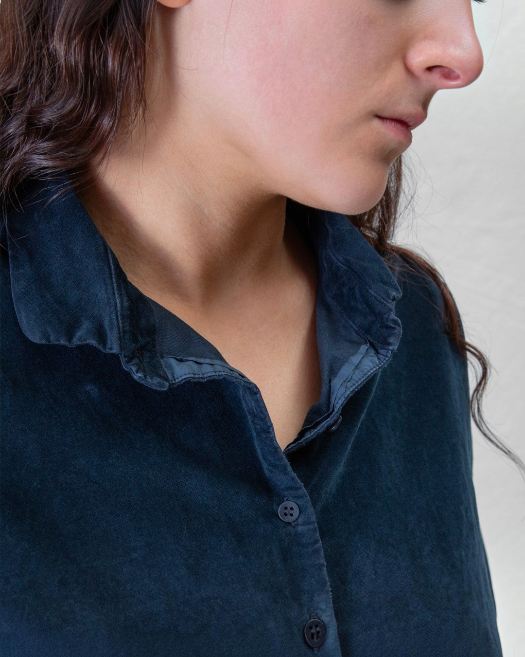 Chemise Merci Paris Album Di Famiglia en velours de coton bleu foncé avec col classique et boutons assortis