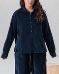 Modèle portant une chemise Merci Paris Album Di Famiglia en velours de coton bleu foncé à manches longues