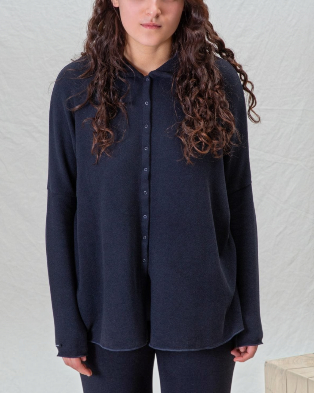 Cardigan bleu en jersey épais Album Di Famiglia porté par une femme, disponible chez Merci Paris
