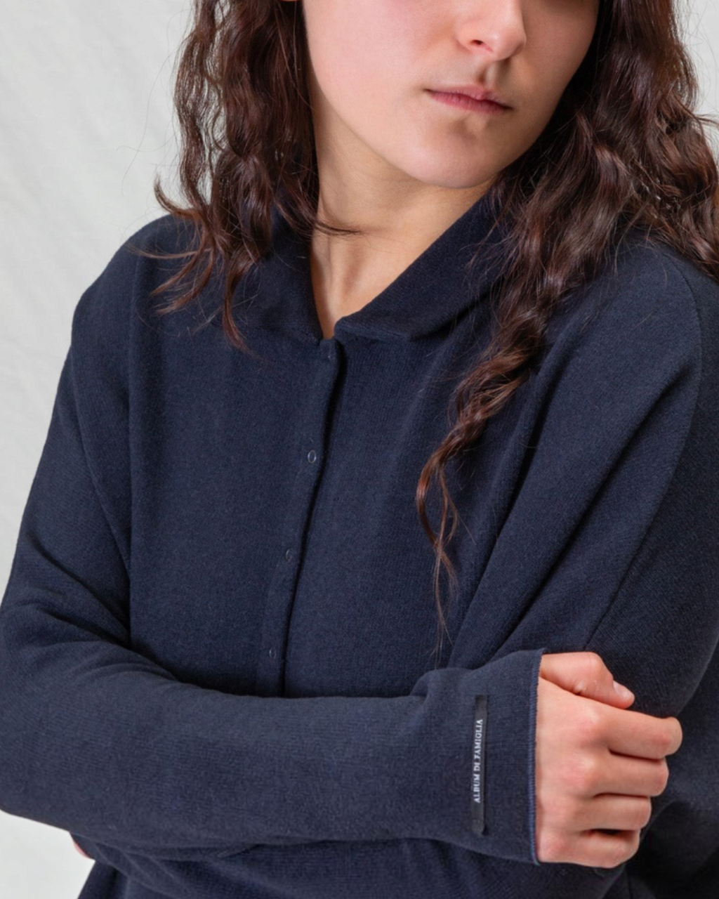Cardigan bleu en jersey épais Album Di Famiglia chez Merci Paris, coupe souple et confortable en coton mélangé