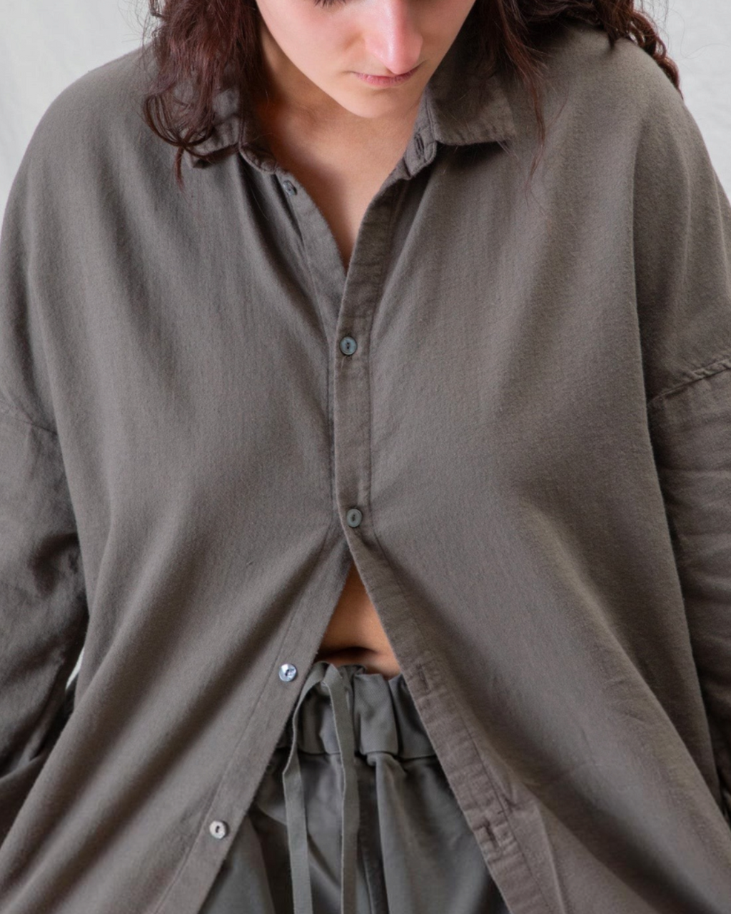 Chemise mixte marron en toile de coton légère Album Di Famiglia chez Merci Paris, coupe décontractée et confortable
