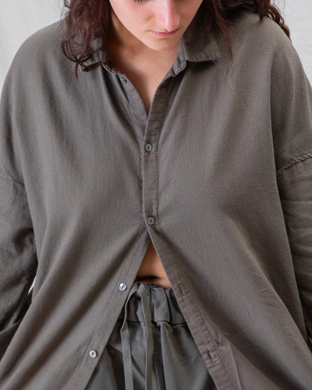 Chemise mixte marron en toile de coton légère Album Di Famiglia chez Merci Paris, coupe décontractée et confortable
