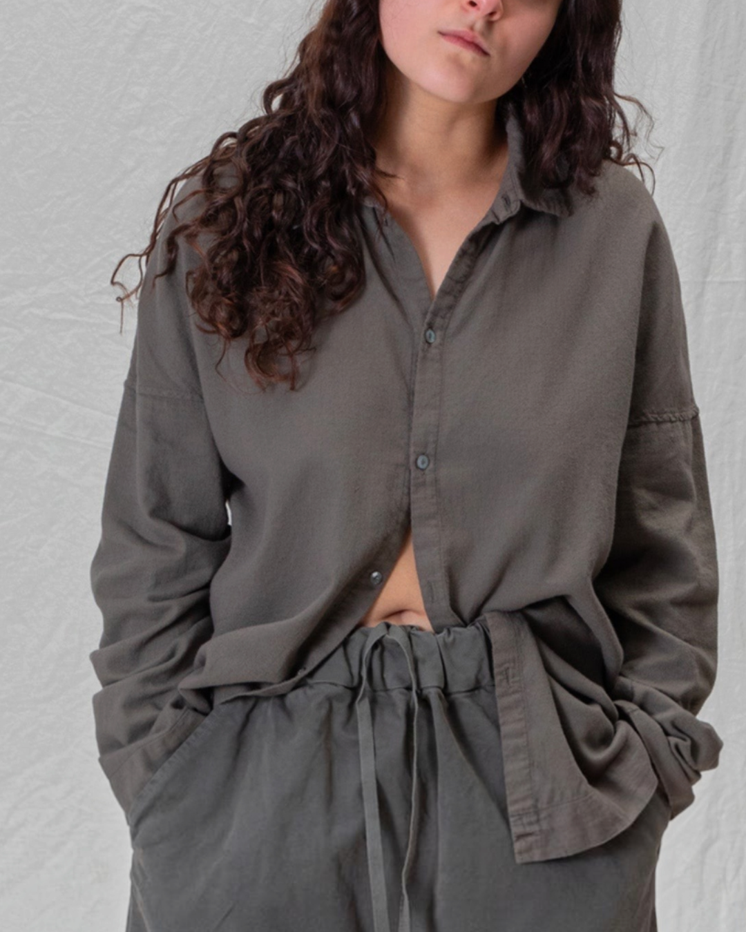 Chemise mixte marron en toile de coton légère Album Di Famiglia chez Merci Paris portée par une femme