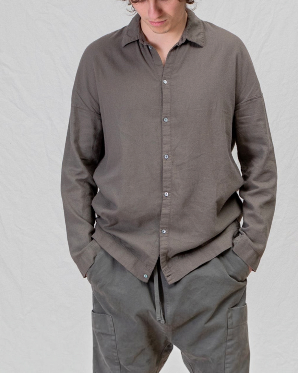 Homme portant une chemise marron en coton léger Album Di Famiglia chez Merci Paris, coupe décontractée