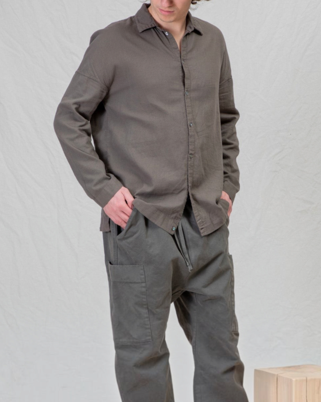Homme portant une chemise marron en toile de coton légère Album Di Famiglia chez Merci Paris