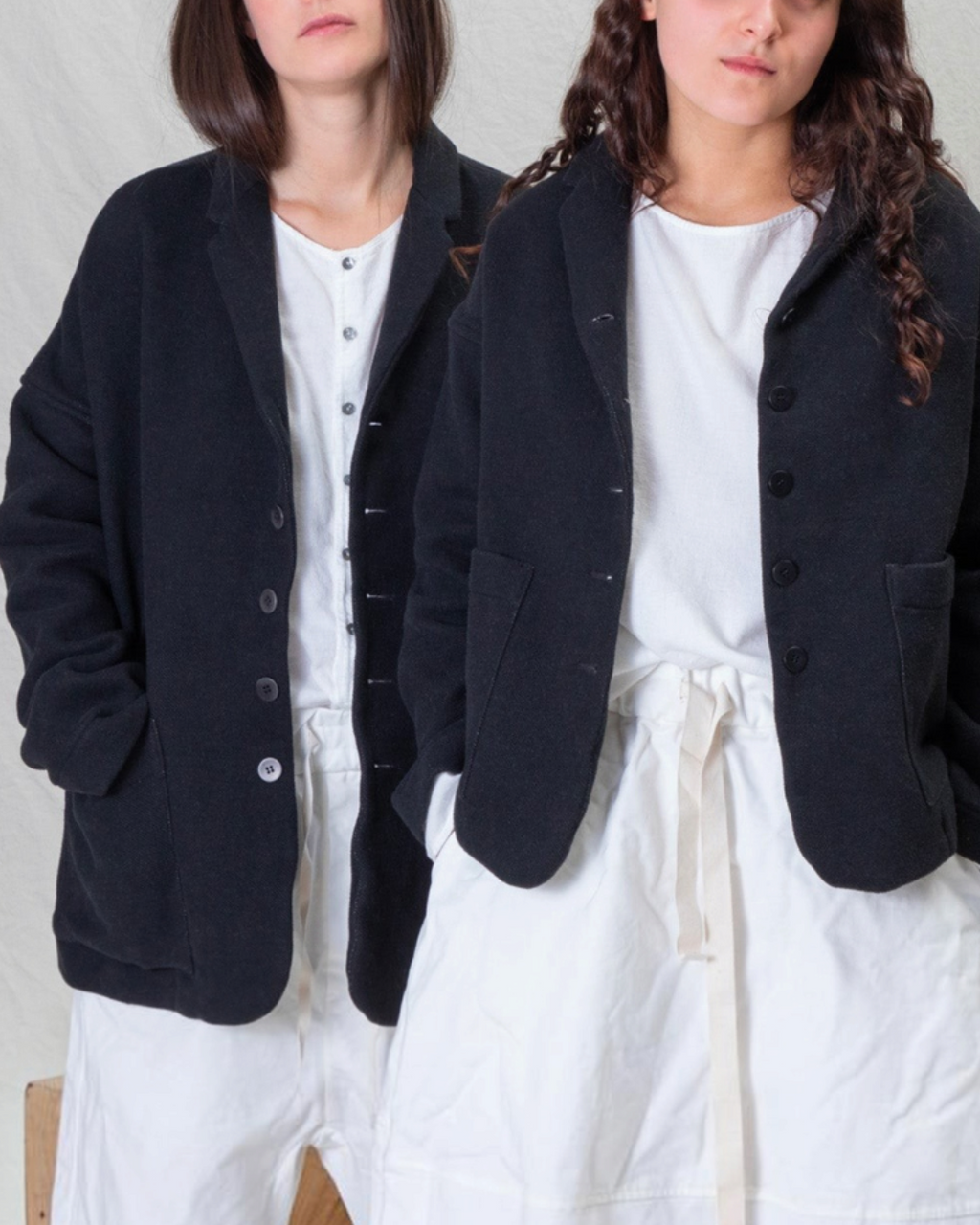 Deux femmes portant le blazer bleu en coton et acrylique de Merci Paris, coupe décontractée et style minimaliste
