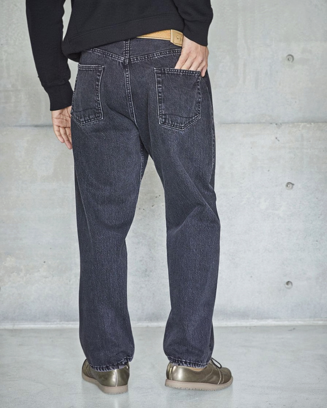 Jean OrSlow 101 Dads Fit noir en denim avec poches arrière plaquées, porté par un homme, chez Merci Paris