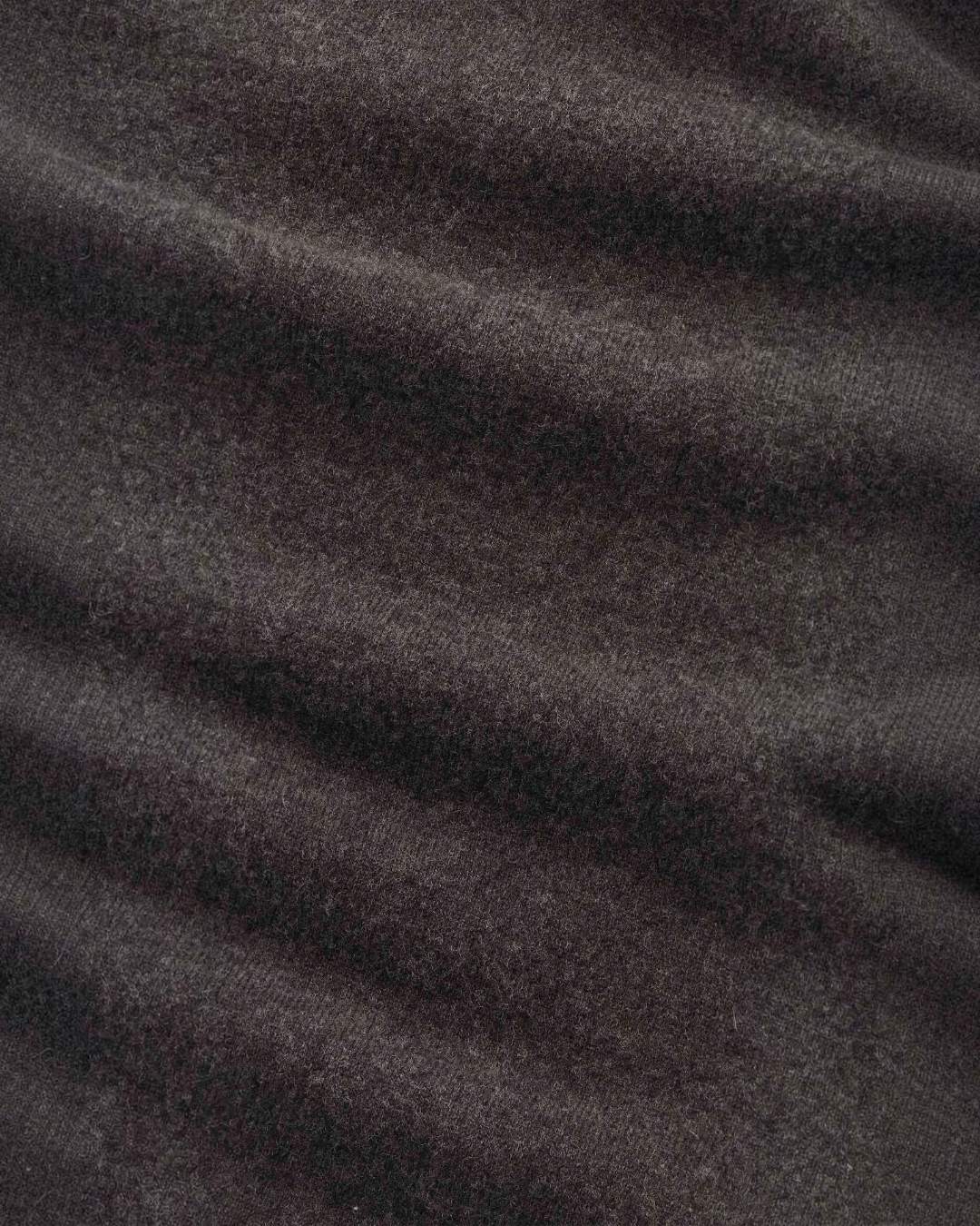 Gros plan sur la maille douce et brossée du pull en laine gris NN.07 disponible chez Merci Paris