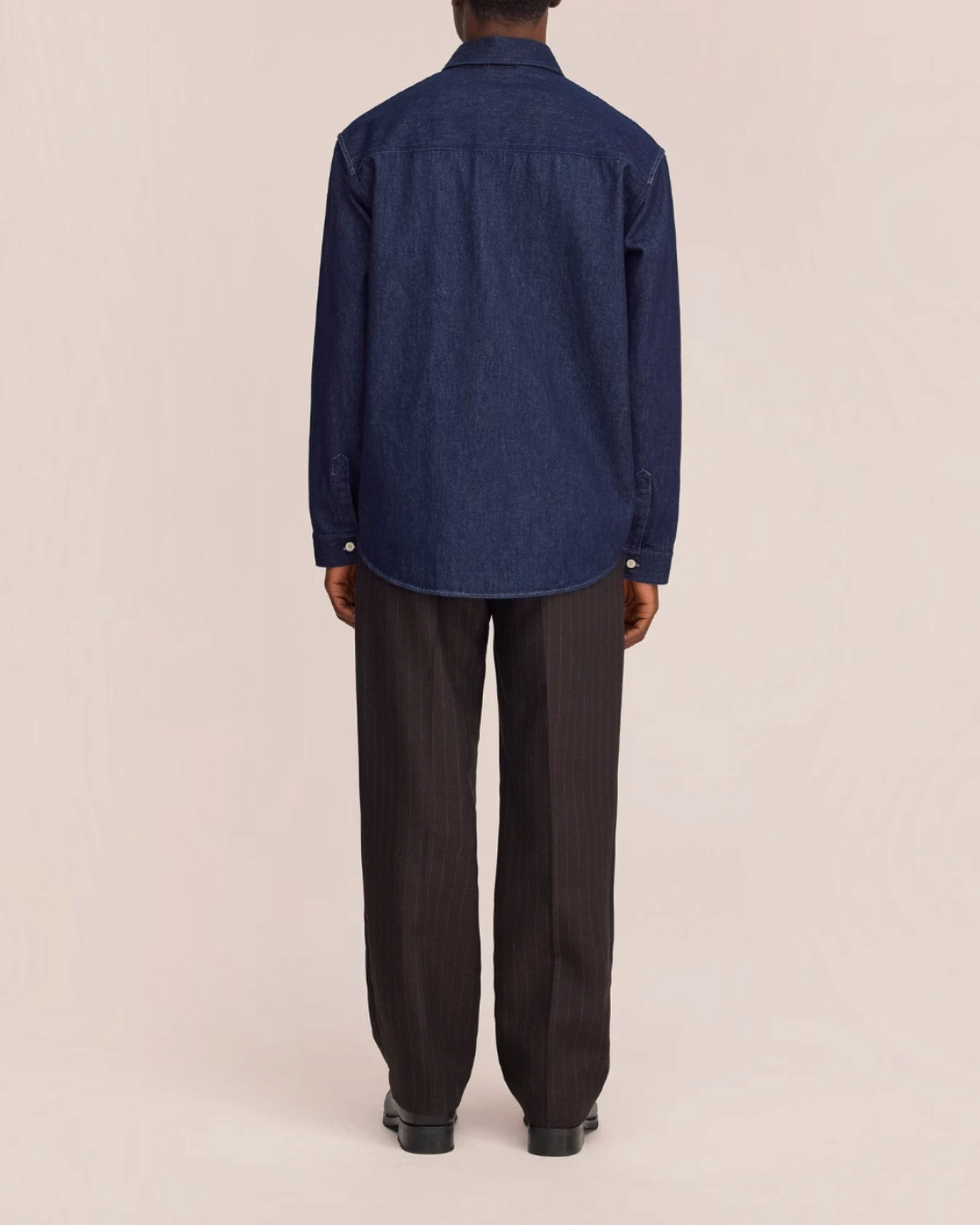Vue arrière de la surchemise Casper NN.07 en sergé de coton indigo portée par un homme chez Merci Paris