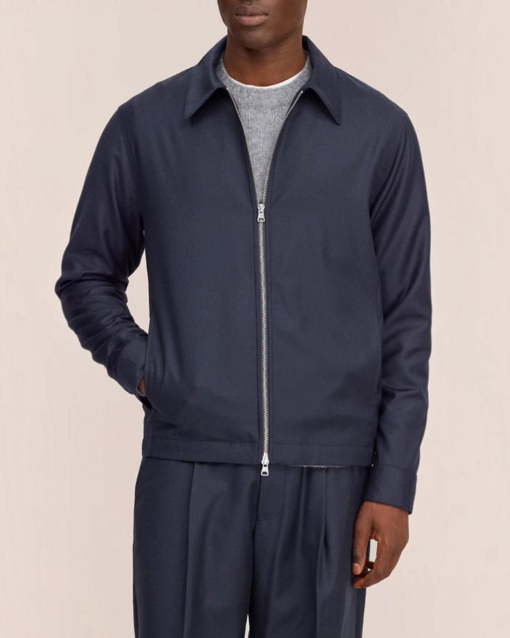 Homme portant la surchemise Alban bleu marine en flanelle de laine mélangée de la marque Merci Paris