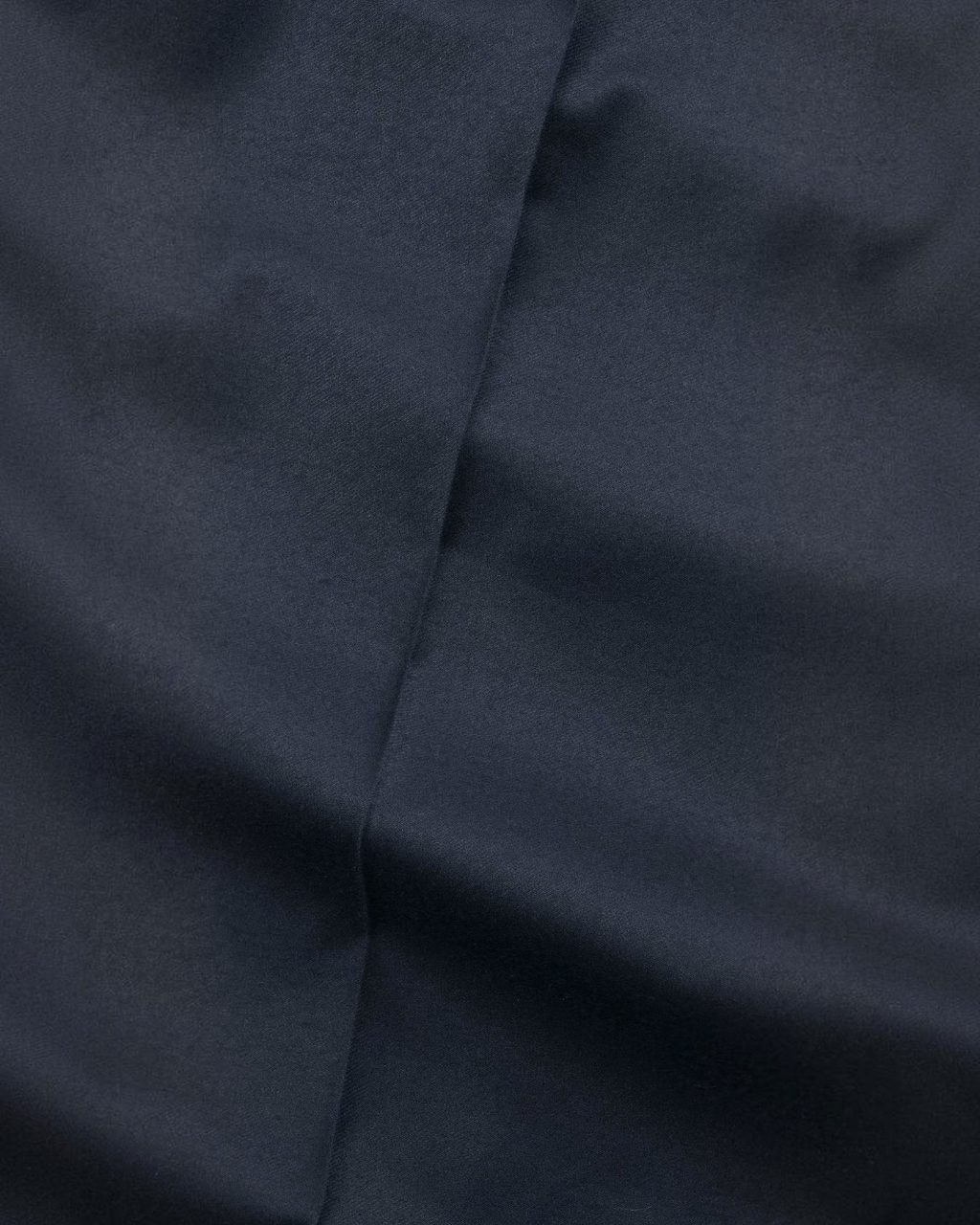 Gros plan sur la texture en flanelle de laine bleu marine du pantalon Kay de la marque Merci Paris