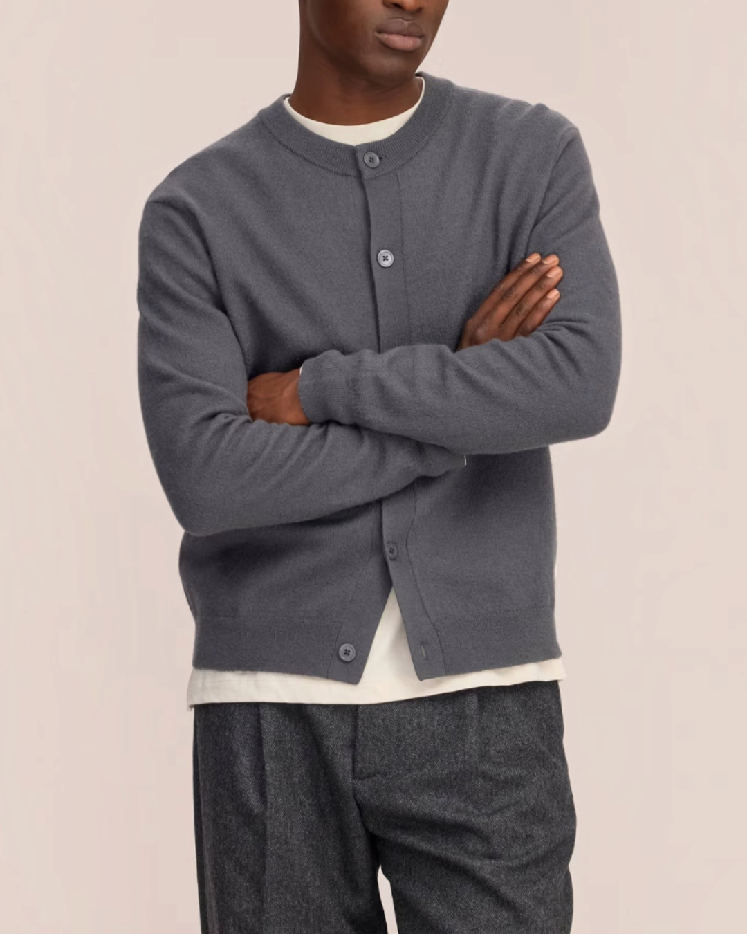 Homme portant un cardigan Merci Paris NN.07 Jasper gris en laine bouillie à col rond et boutons en nacre