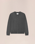 Cardigan Jasper gris en laine bouillie NN.07 disponible chez Merci Paris avec col rond et fermeture boutonnée