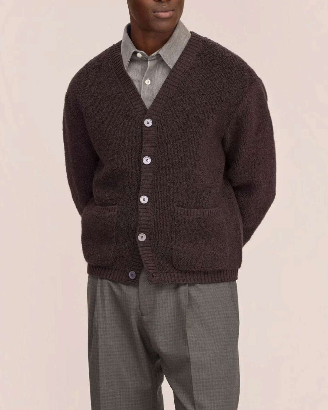 Homme portant un cardigan en laine marron Merci Paris avec col en V, fermeture boutonnée et poches avant