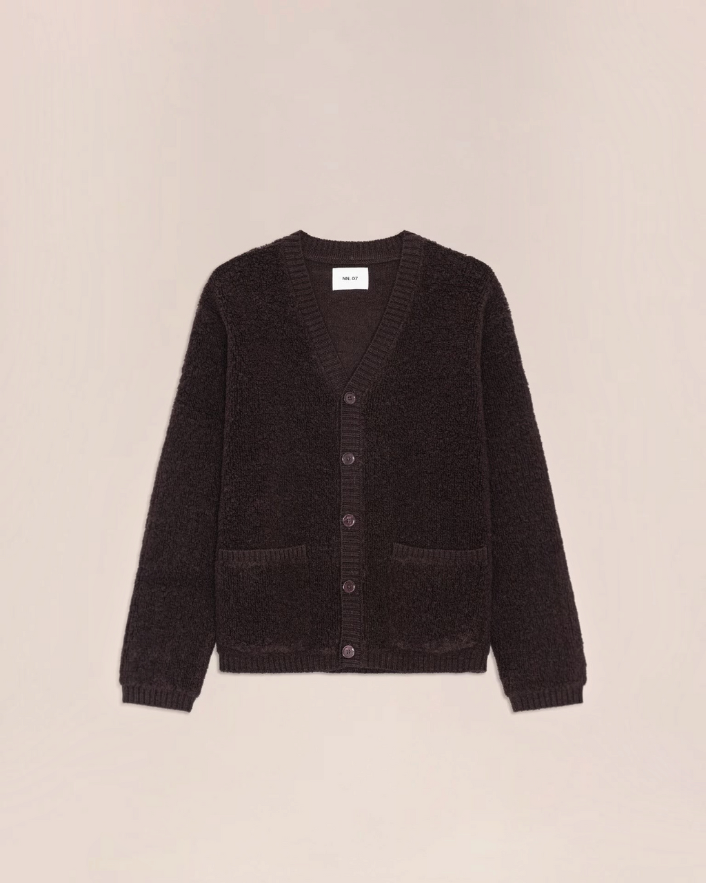 Cardigan en laine marron Merci Paris NN.07 avec texture bouclette, col en V, fermeture boutonnée et deux poches.