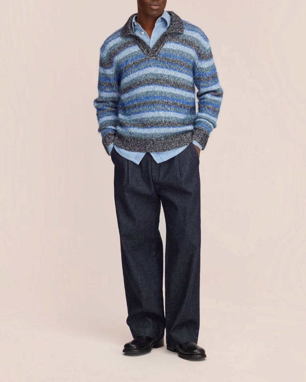 Homme portant le polo rayé Erling de Merci Paris en maille bouclée bleue, col Johnny et coupe droite classique