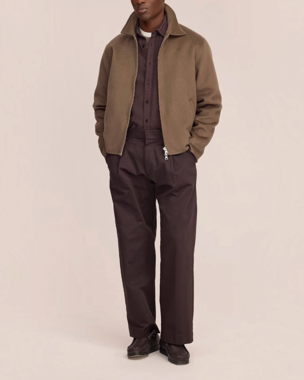 Homme portant la veste Arlo Merci Paris en laine mélangée marron avec fermeture zippée et col classique