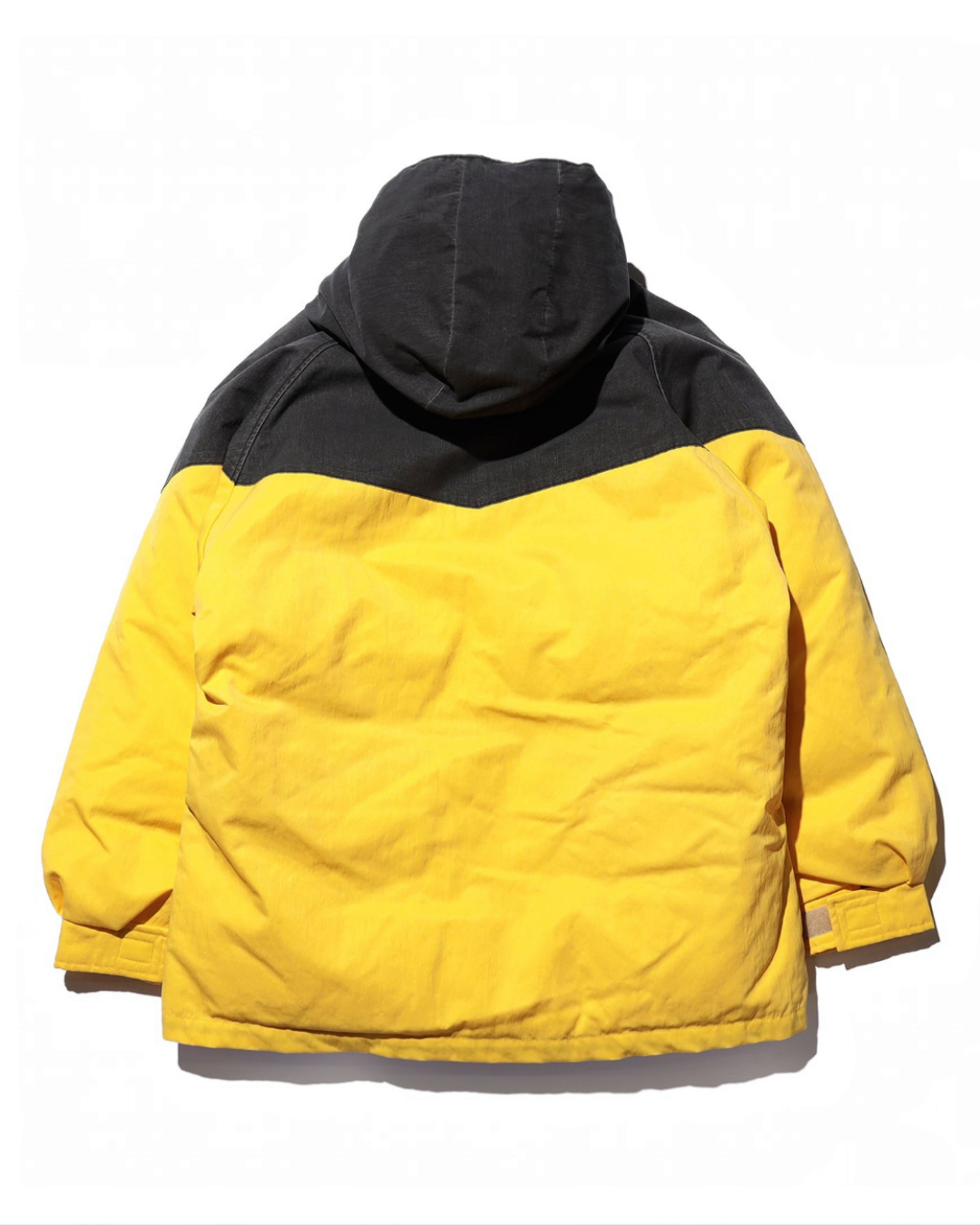 Vue arrière de la veste matelassée Merci Paris Beams Plus jaune et noire en nylon technique avec capuche intégrée