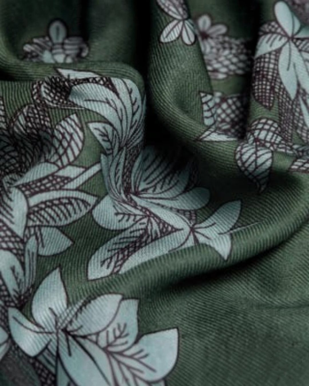 Echarpe Merci Paris Inoui Editions en laine kaki avec motif végétal inspiré de la toile de Jouy
