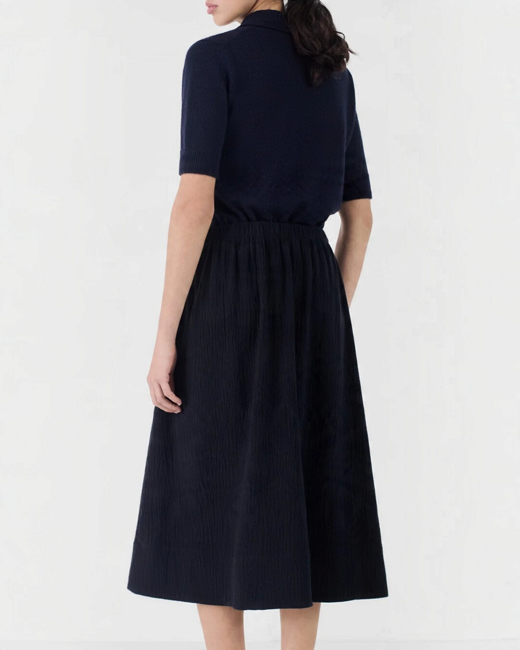 Jupe midi bleu marine Merci Paris en mélange de coton et laine avec une silhouette froncée fluide vue de dos