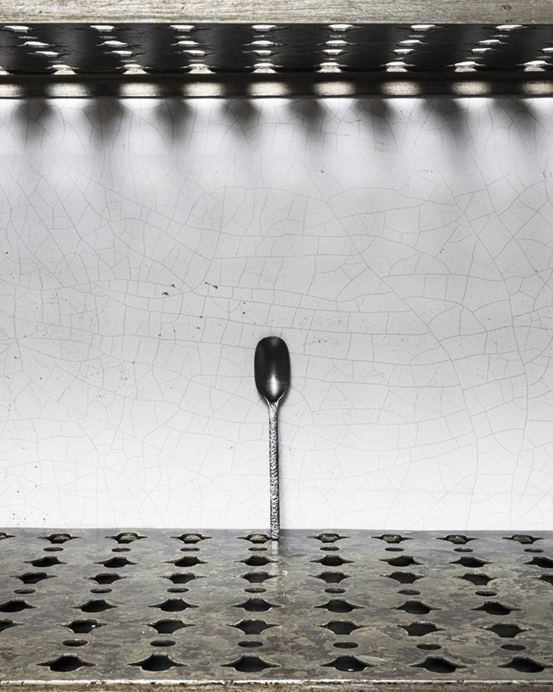 Serax - Hammered metal spoon La Nouvelle Table - Charcoal